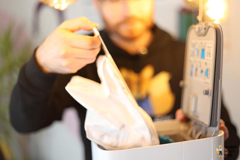 Der Einwegbeutel wird aus der Absaugstation des Samsung Jet Bot AI+ entnommen.